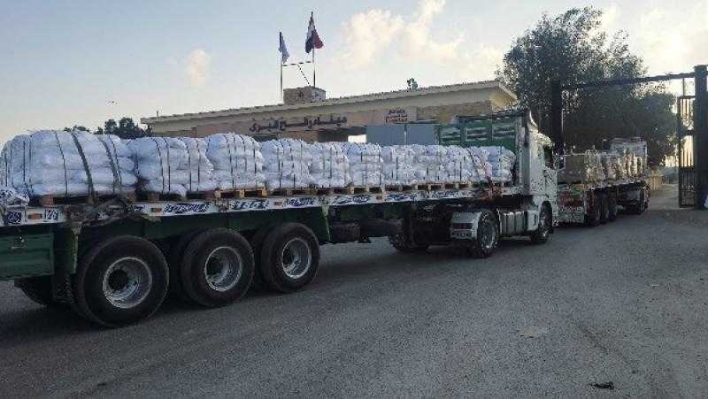 أطنان من المواد الغذائية والمياه تحملها شاحنات المساعدات لقطاع غزة