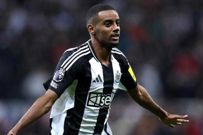 جماهير نيوكاسل يونايتد تهاجم إيزاك خلال مباراة أستون فيلا