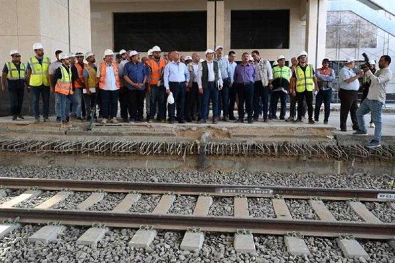 وزير النقل يتفقد مشروع الخط الأول للقطار الكهربائي السريع