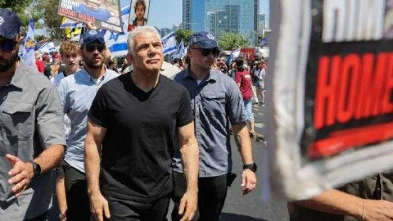 في تل أبيب.. يائير لابيد يشارك في إضراب عائلات المحتجزين