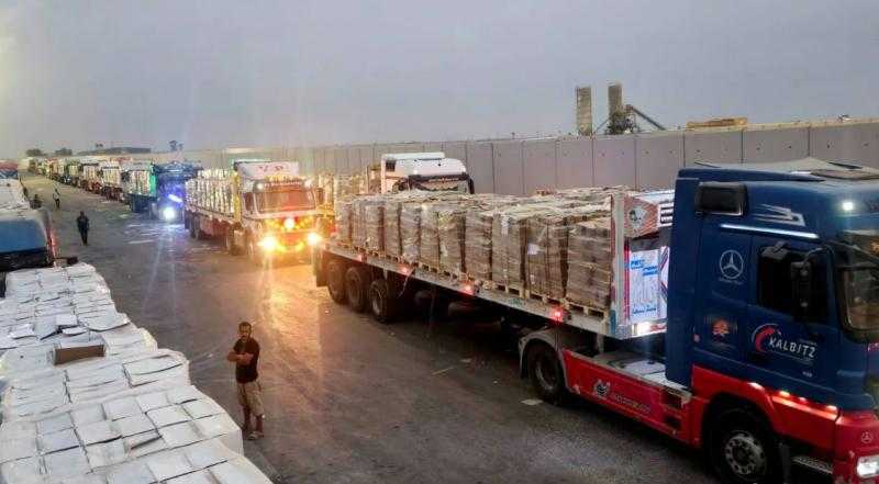 سلطات الاحتلال تفتح معبر كرم أبو سالم لعبور دفعة جديدة من شاحنات المساعدات إلى غزة
