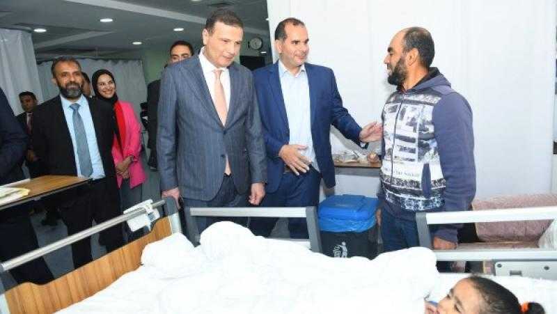 وزير الزراعة يقدم توعية بالخدمات الطبية المجانية للمرضى بمستشفى الناس