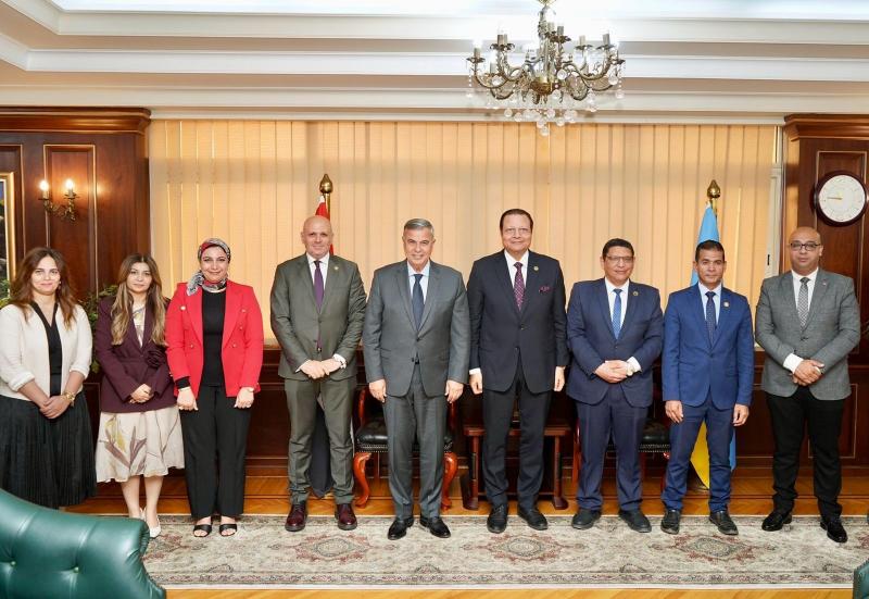 رئيس هيئة الاعتماد والرقابة الصحية يلتقي محافظ الإسكندرية لمناقشة خطة شاملة لاعتماد المنشآت الصحية وفق معايير “جهار”