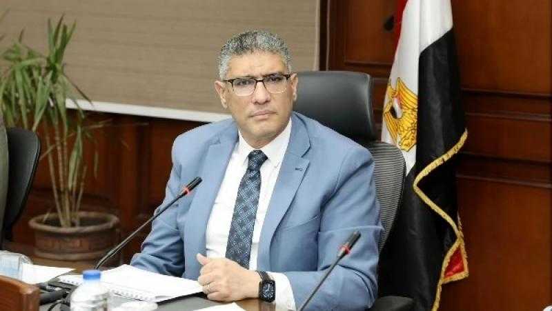 محافظ الجيزة يعاقب مسئولين بحي الهرم لتقاعسهم عن تنفيذ إزالة لمخالفات بناء