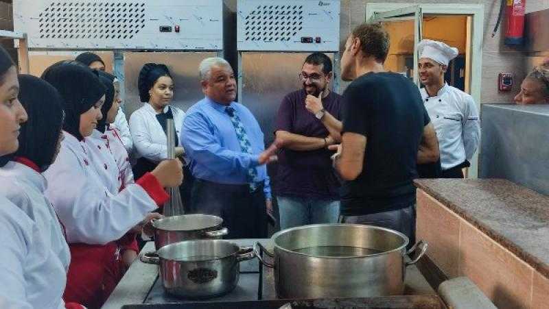 وكيل التعليم بالأقصر يتفقد تدريب طلاب الثانوية الفندقية على أساسيات المطبخ الإيطالي