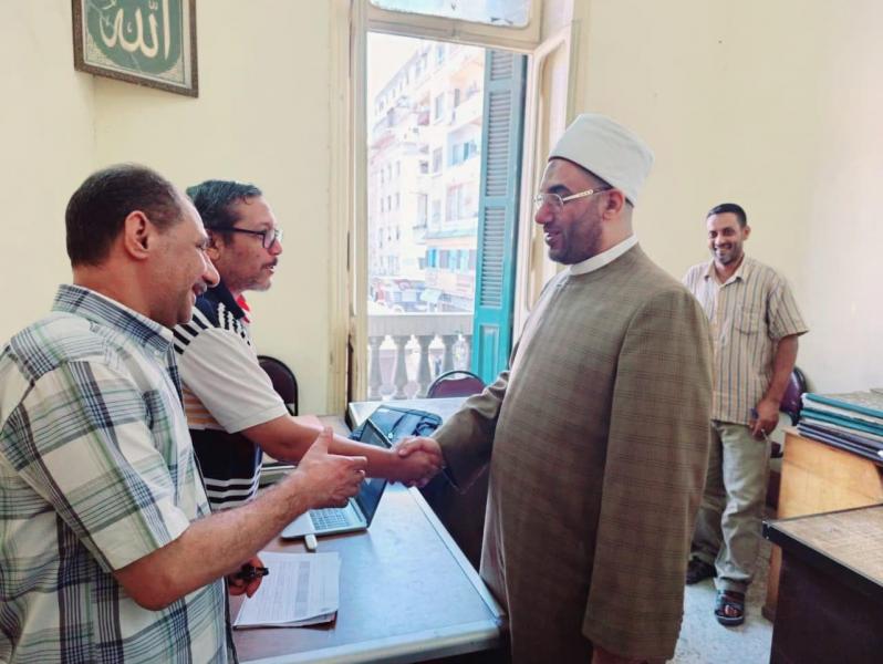 مدير أوقاف الإسكندرية يتابع سير العمل بالإدارات