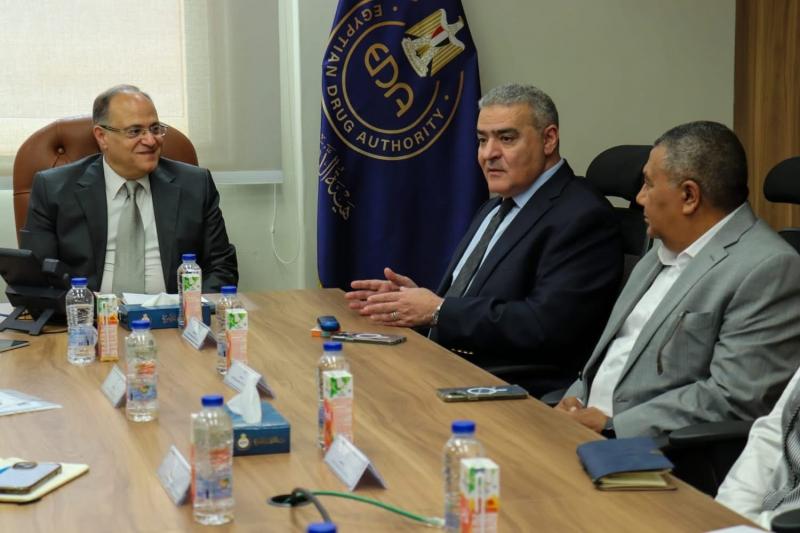 رئيس هيئة الدواء يبحث مع الشركة المصرية لتجارة الأدوية سبل ضمان توافر المستحضرات الدوائية