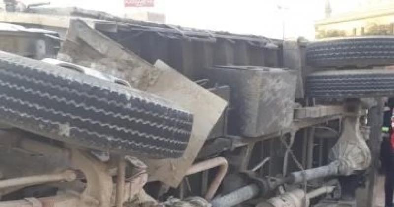 انقلاب سيارة جامبو أعلى الدائرى تجاه المريوطية يتسبب فى إتلاف 3 سيارات