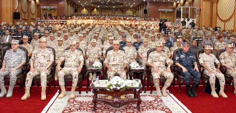 وزير الدفاع يلتقى بعدد من مقاتلى المنطقة الشمالية العسكرية