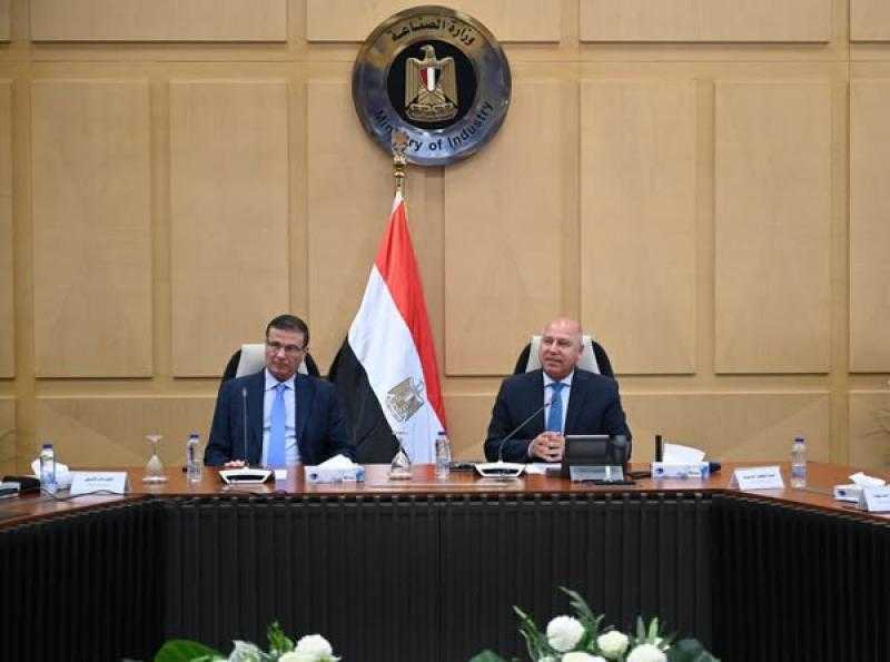 وزيرا الصناعة والزراعة يبحثان التوسع في تصنيع الزبيب وتوطين صناعة الكتان لتعزيز الصناعات الوطنية