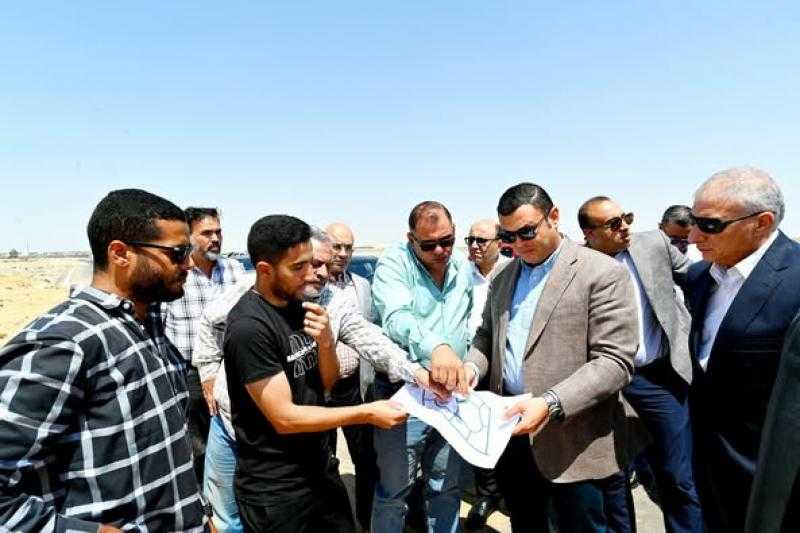 وزير الإسكان يتفقد مشروعات تنفيذ شبكات المرافق بمنطقة جنيفة بالشروق
