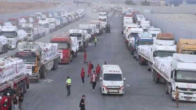 الهلال الأحمر المصري يدفع 180 شاحنة تحمل نحو 4400 طن مساعدات عاجلة عبر قافلة «زاد العزة» الـ 20 إلى غزة