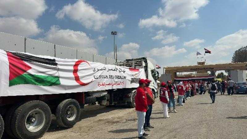 الهلال الأحمر المصري يدفع بالقافلة الـ 21 اليوم إلى غزة