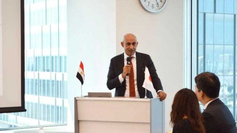 وزير التعليم يتسلم النسخة الأولى من كتاب الرياضيات المطور للصف الأول الابتدائي
