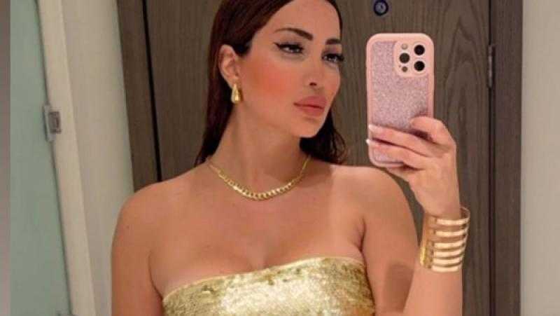 توب لامع.. نسرين طافش تخطف الأنظار بإطلالة جذابة