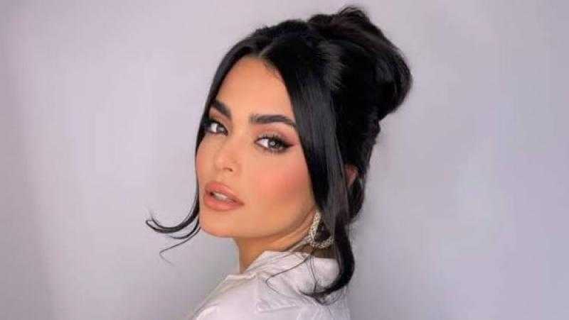 إطلالة صيفية.. أسماء جلال تستعرض رشاقتها