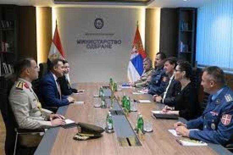 سفير مصر في بلجراد يلتقي وزير الدفاع الصربي لبحث أهم فرص التعاون بين البلدين في مجال الدفاع