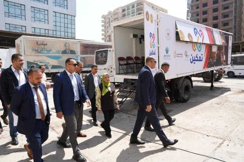 وزير العمل يتفقد وحدتي تدريب مهني متنقلة قبل انطلاقهما غدًا في قرى محافظة الغربية