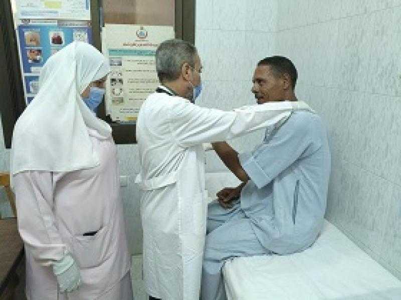 قافلة حياة كريمة تقدم خدماتها الطبية المجانية لأكثر من 1050 مواطنا بقرية عزاقة في المنيا