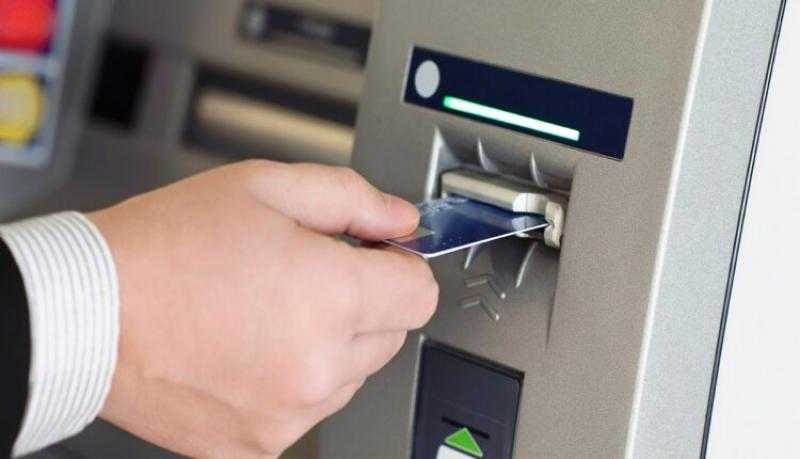 نصائح مهمة للحفاظ على بطاقتك البنكية عند استخدام ماكينات الصراف الآلي