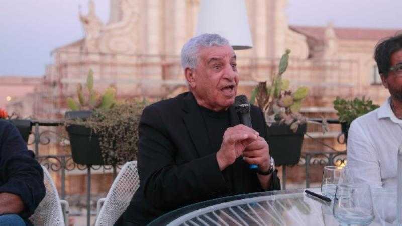 زاهي حواس يشارك في بروفات «أوبرا عايدة» ويوقّع روايته في إيطاليا