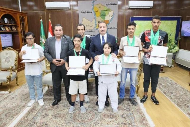 محافظ المنوفية يكرم عددًا من ذوي الهمم المتميزين رياضيًا