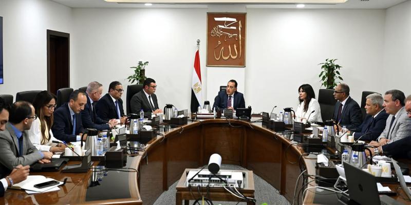 رئيس الوزراء يُتابع الإجراءات والموقف التنفيذي لمشروعات تحلية مياه البحر