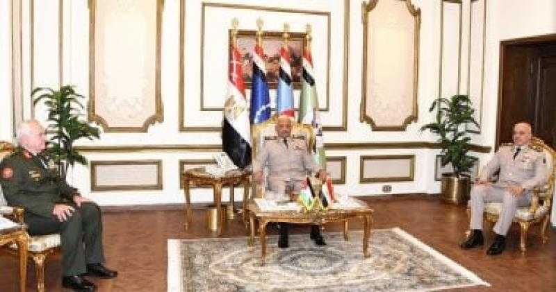 وزير الدفاع ورئيس الأركان يلتقيان رئيس هيئة الأركان المشتركة للقوات المسلحة الأردنية