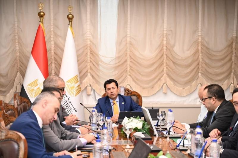بعد تصديق الرئيس على قانون الرياضة الجديد.. وزير الشباب والرياضة يجتمع بمديري المديريات واللجنة القانونية لوضع الآليات التنظيمية للتنفيذ