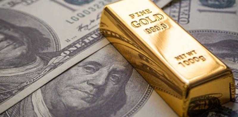 الذهب يتراجع من أعلى مستوى في أسبوعين مع ارتفاع الدولار
