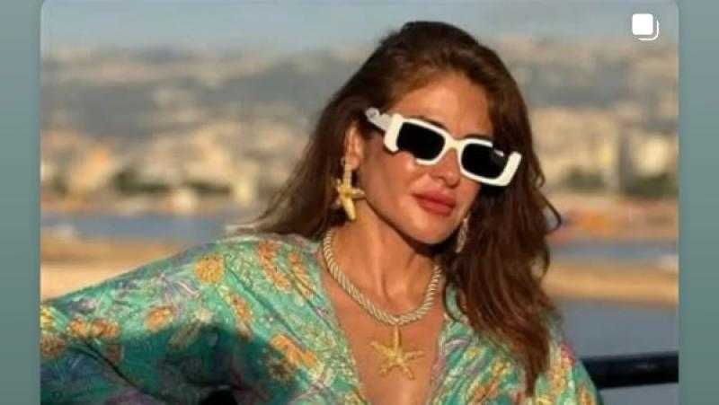 هيدي كرم بإطلالة صيفية جريئة