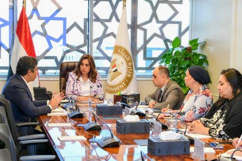 منال عوض تبحث سبل الاستفادة من المخلفات اليومية الناتجة عن عدد من التجمعات السكنية الجديدة
