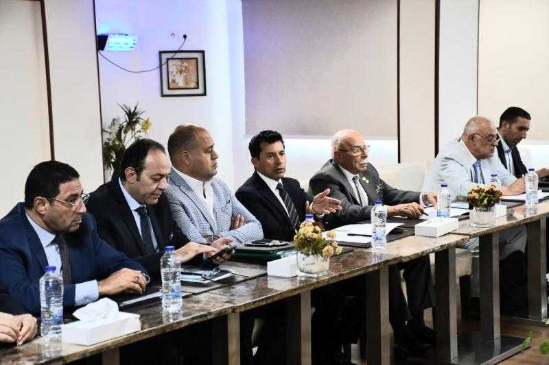 وزير الشباب والرياضة يترأس اجتماعًا مع عددٍ من مسئولي الشؤون القانونية بالأندية