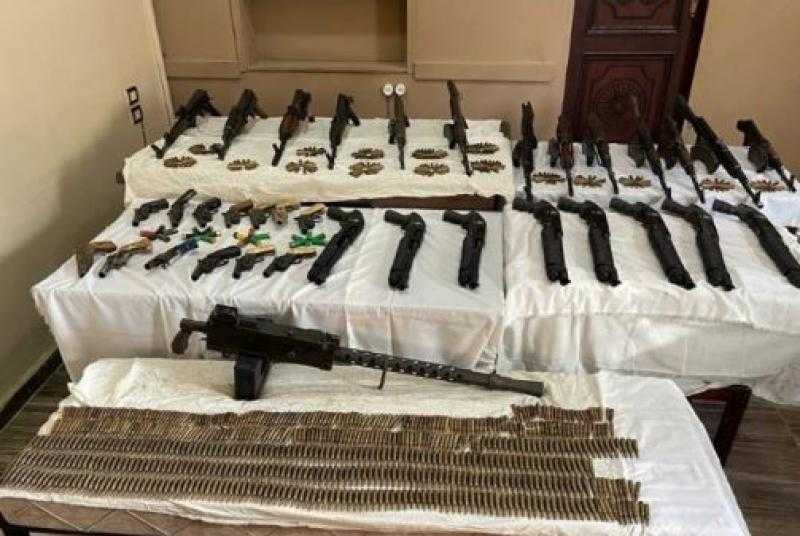 الداخلية: ضبط 12 عصابة و179 سلاحا ناريا خلال يوم