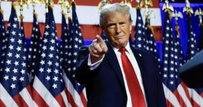 ترامب يوقع أمرا تنفيذيا ضد حرق العلم الأمريكى