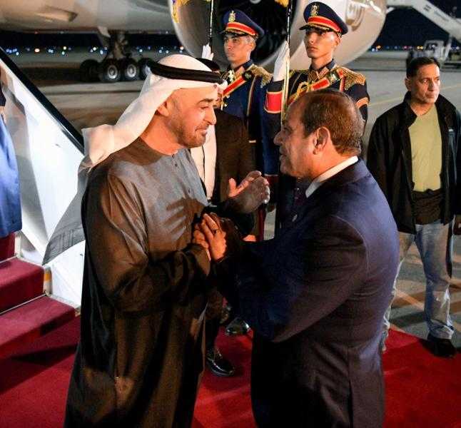 المتحدث الرئاسي ينشر صور استقبال الرئيس السيسي لنظيره الإماراتي بمطار العلمين