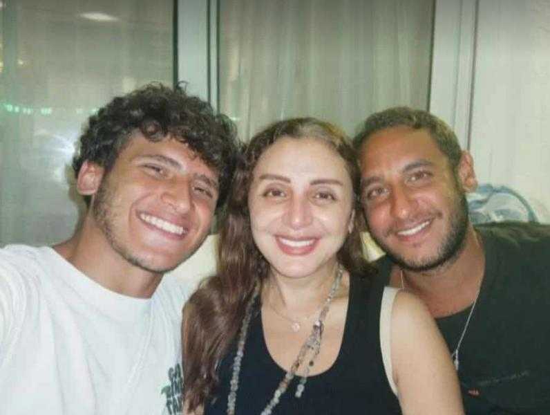 أنغام تطمئن جمهورها بصور مع نجليها بعد عودتها من رحلة علاج