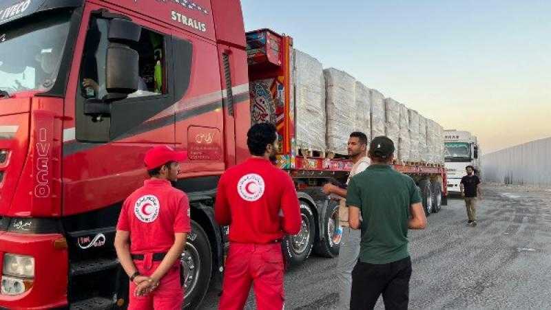 الهلال الأحمر يدفع بأكثر من 3700 طن مساعدات في «زاد العزة» الـ 23 إلى غزة