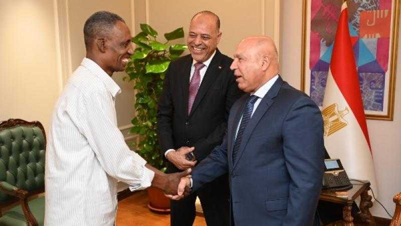 مثال الشجاعة والتفاني.. كامل الوزير وجبران يكرمان عامل المزلقان