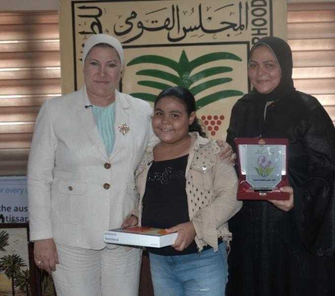 رئيسة قومي الطفولة والأمومة تكرم الطفلة ”هايدي” وتنصبها سفيرة المجلس للرحمة تقديرًا لموقفها النبيل