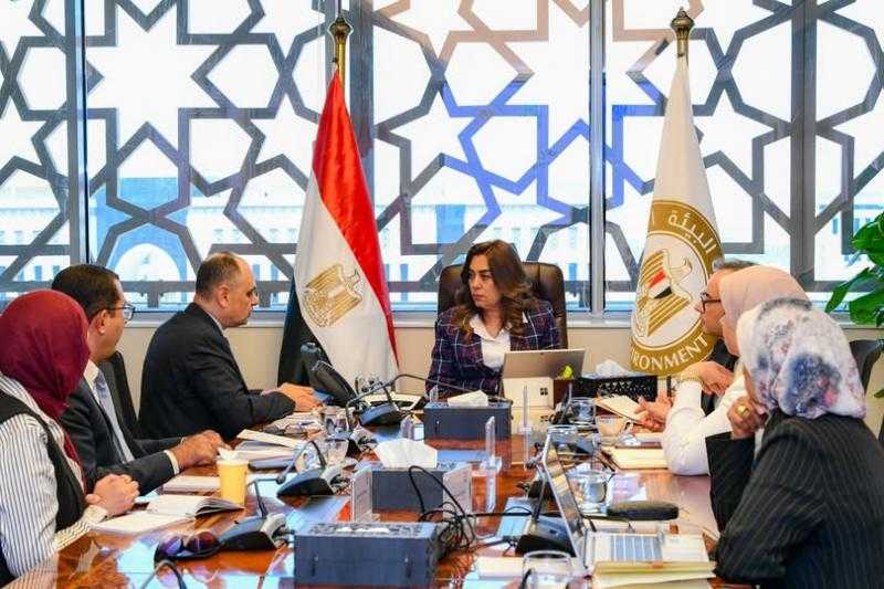 منال عوض تستعرض مع فريق عمل مشروع ”الغردقة مدينة خضراء” محاور التنفيذ والنجاحات والتحديات