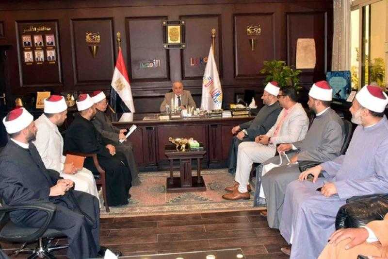 محافظ الأقصر يستقبل قافلة وعظ الأزهر الشريف لنشر الفكر الوسطي والتوعية المجتمعية