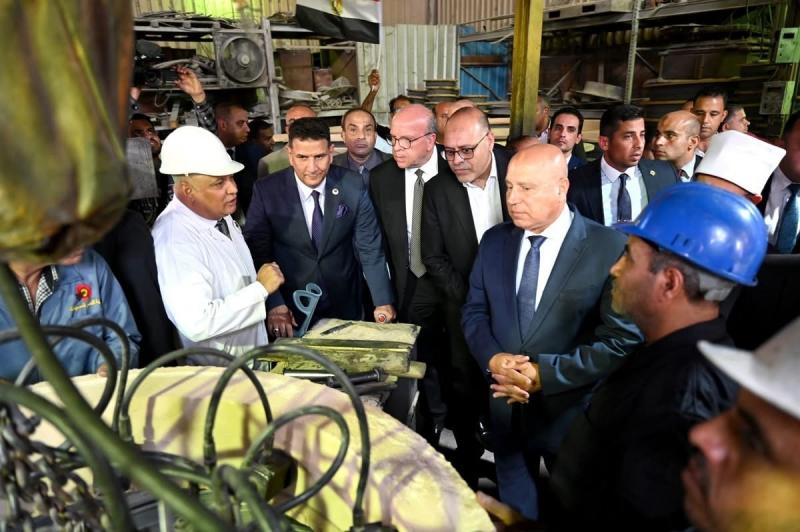 وزير الصناعة والنقل يتفقد شركة النصر للمسبوكات ويشارك في ندوة تثقيفية للعاملين بحضور وزراء الأوقاف والعمل