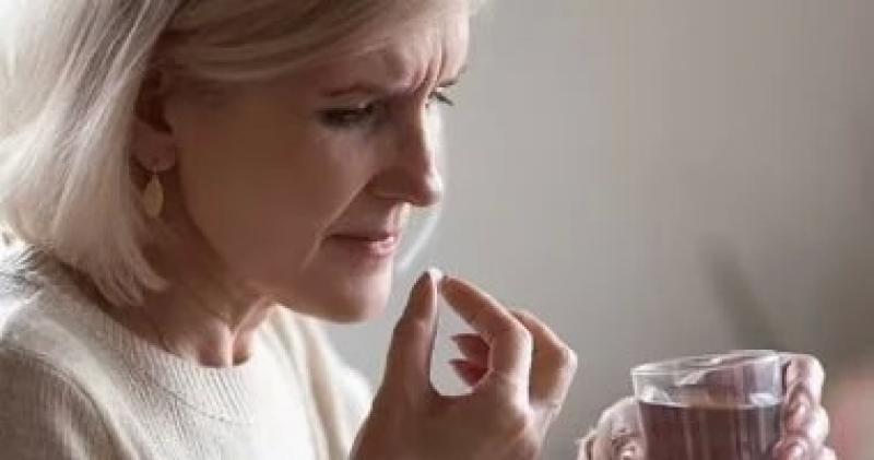 تناول الأدوية مع الماء الدافئ.. كيف يساعد على التعافي سريعا؟