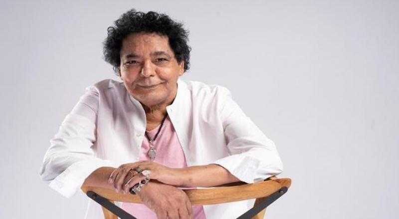 الكينج محمد منير يكشف أسباب وجود صخور من أسوان في منزله