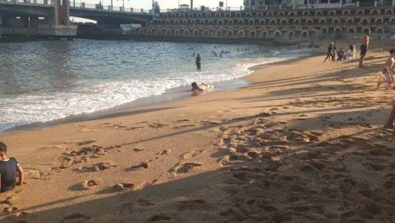 فتح جميع شواطئ الإسكندرية للسباحة باستثناء أبو تلات