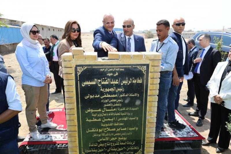 وزيرة التنمية المحلية ومحافظ القليوبية يشهدان بدء إنتاج مشروع الـ ”30 مليون بيضة” بالخانكة