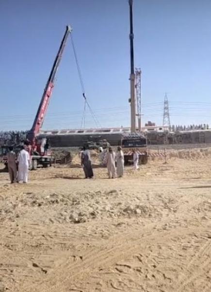 رفع عربات قطار مطروح بعد خروجها عن القضبان.. 94 مصابا و3 وفيات