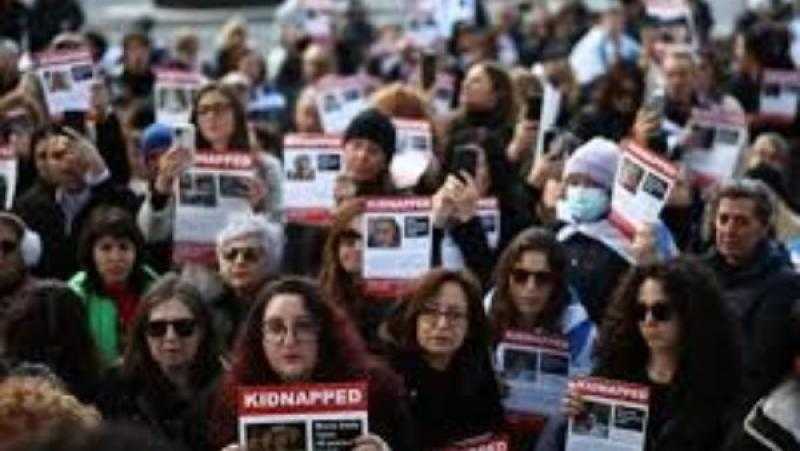 عائلات الأسرى يتظاهرون أمام منازل وزراء المجلس الوزاري المصغر للمطالبة بصفقة تبادل