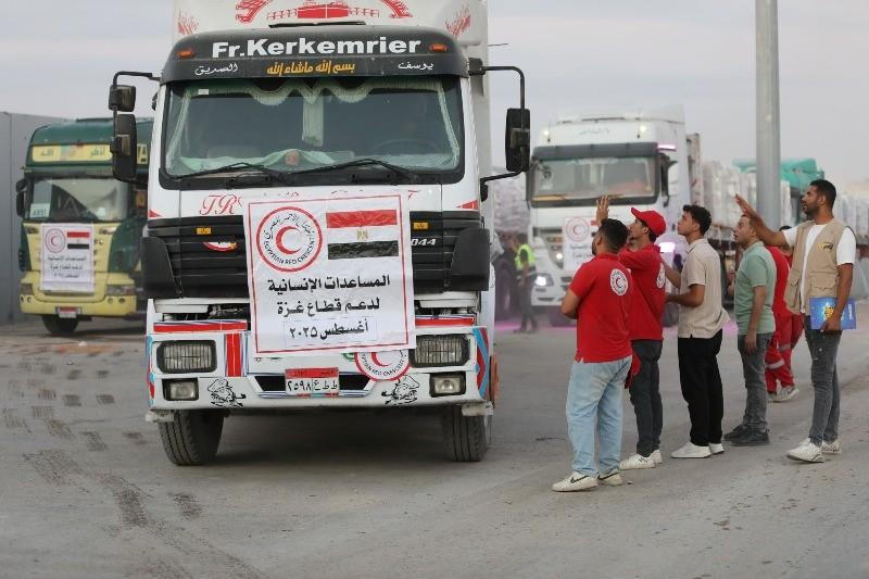 الهلال الأحمر: أكثر من 185 شاحنة مساعدات إنسانية في قافلة «زاد العزة» الـ 26 إلى غزة| صور